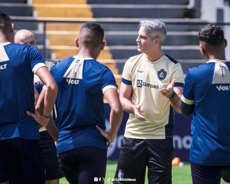 técnico e jogadores do remo