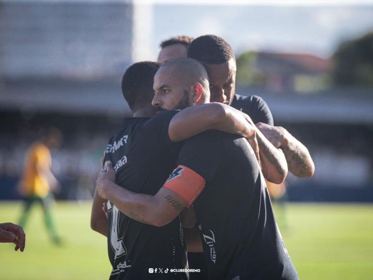 jogadores do remo se abraçando