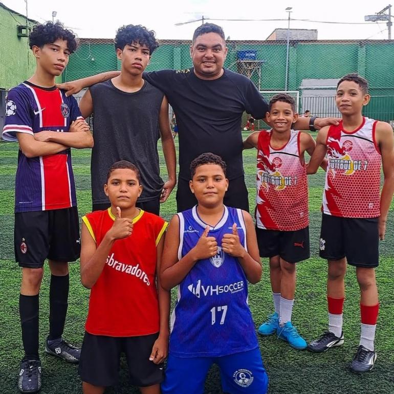 time de futebol formado por crianças e o técnico
