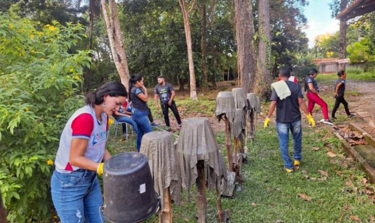pessoas reutilizando toalhas para transforma-las em vasos