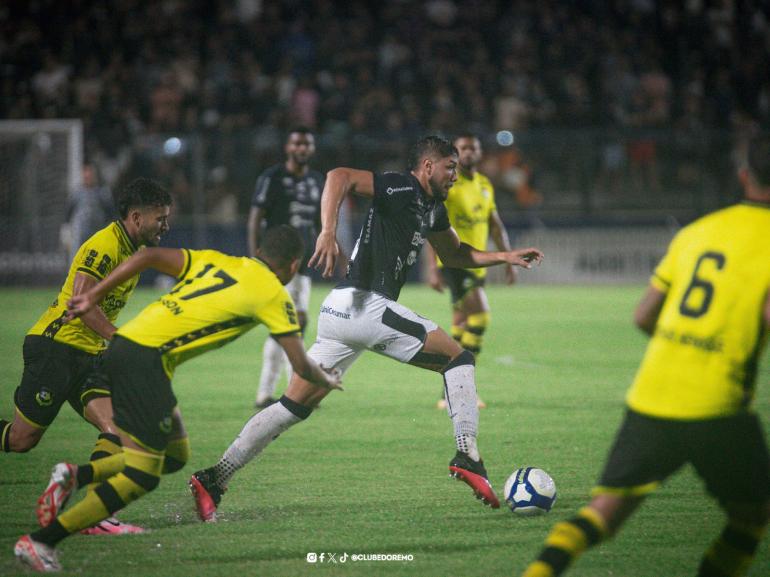 jogadores de futebol no meio de uma partida