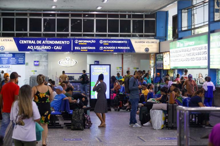 várias pessoas em uma rodoviária