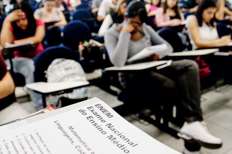 sala de aula com pessoas fazendo uma prova