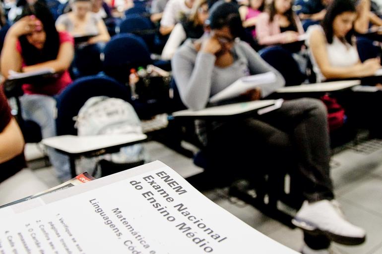 sala de aula com pessoas fazendo uma prova 