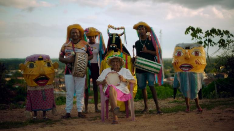 imagem do documentário onde estão dois homens e duas mulheres posando para a foto