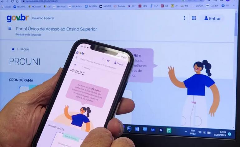 imagem de um celular e computador na pagina do prouni