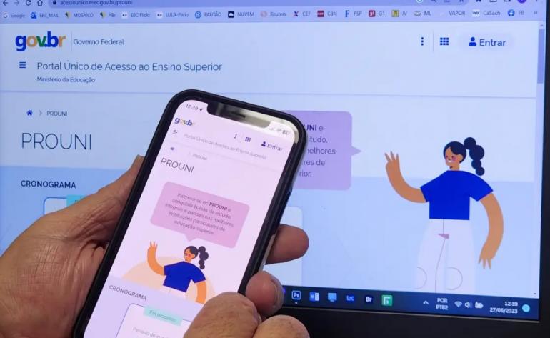 imagem de um celular e computador na pagina do prouni 