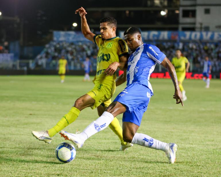 Jogadores do Paysandu e do Mirassol se enfrentando em jogo da Série B do Brasileirão
