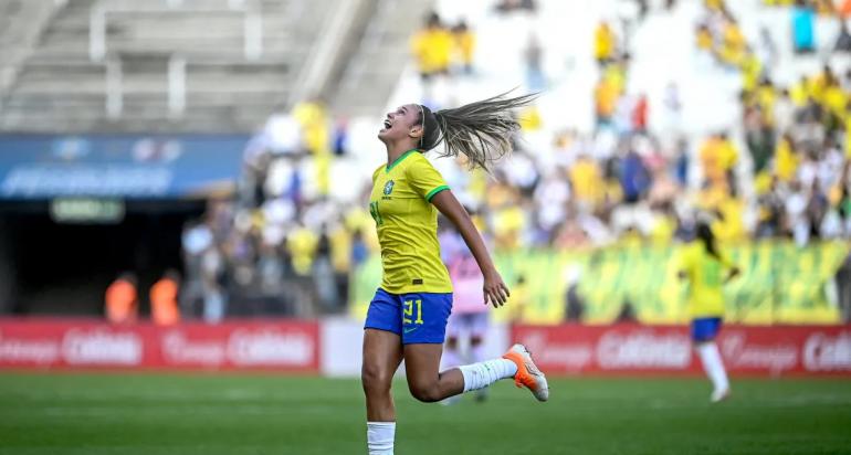 Priscila, da seleção brasileira feminina sub-20, comemorando o gol