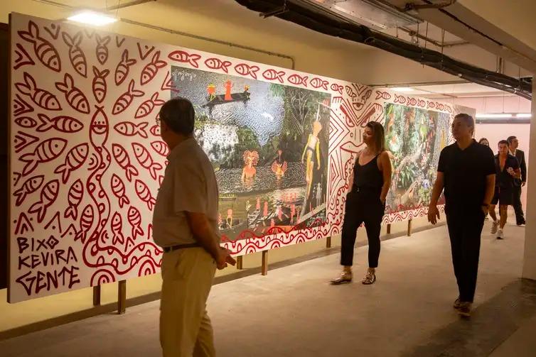 Visitantes apreciam obras no Centro Histórico