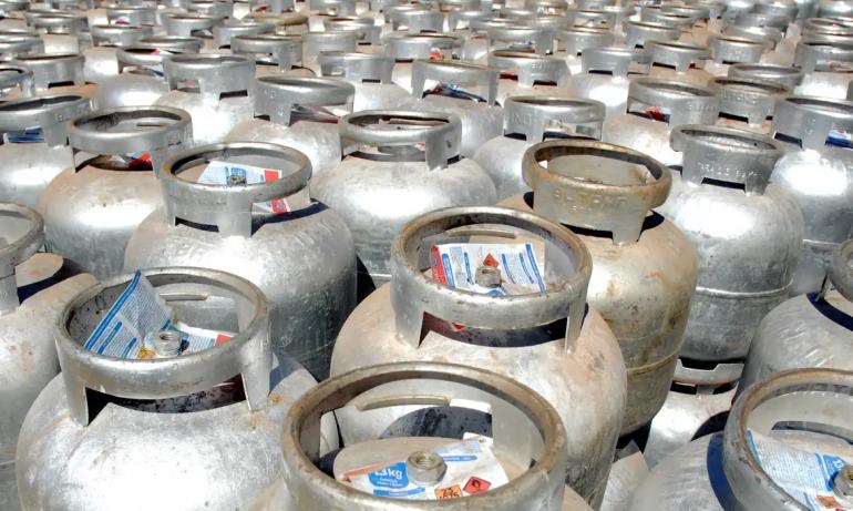 Botijões de gás enfileirados