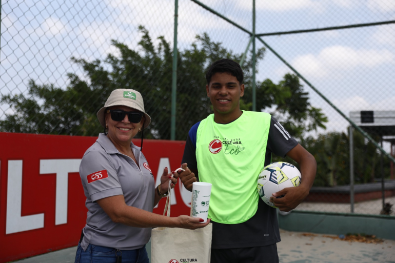 Copos reutilizáveis também foram entregues ao público presente no Portal da Amazônia, incentivando a importância de atitudes mais sustentáveis. (Foto: Thiago Ferreira / Portal Cultura)