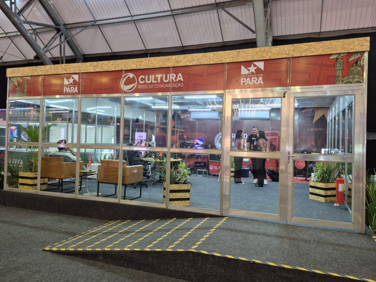 Foto panorâmica do estúdio a vivo da Rádio Cultura 93.7 FM montado no Pavilhão Pará-Municípios.