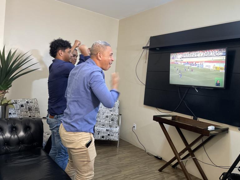 Torcedores surdos acompanhando o Parazão 2026 (Foto: Kayky Ryan/ Portal Cultura)