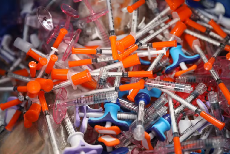 A foto mostra várias canetas emagrecedoras usadas descartadas.