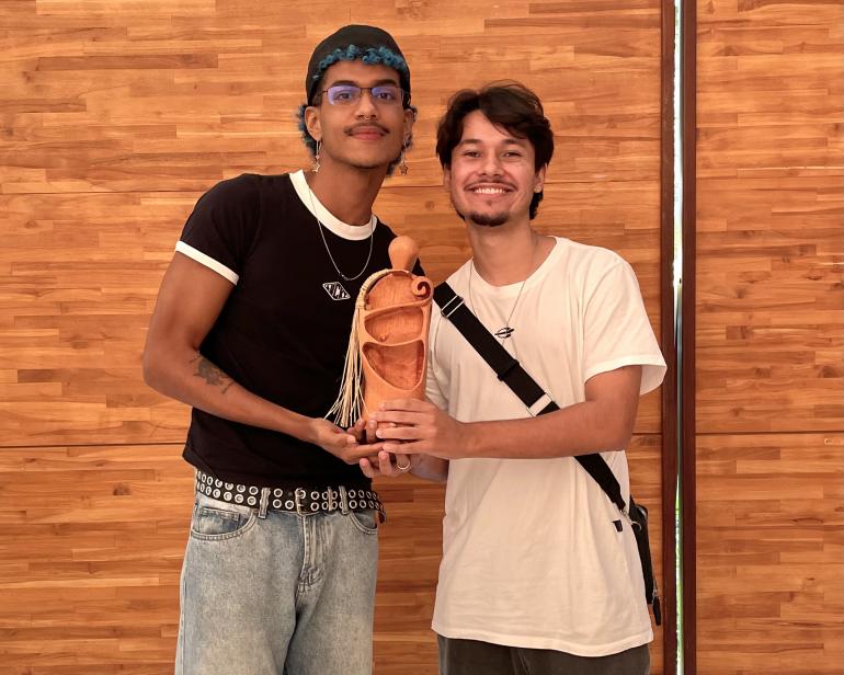 Kayky Ryan e Pedro Marques com a premiação (Foto: Junior Pinto)
