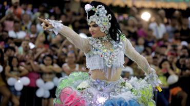 mulher com roupa tradicional de quadrilha 