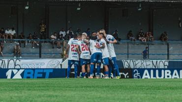 jogadores de futebol reunidos no campo 