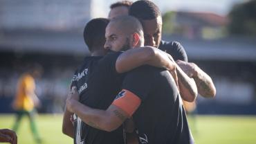 jogadores do remo se abraçando 