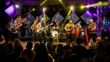 no palco uma banda de lambada se apresentando  