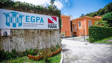 fachada com placa da Escola de Governança Pública do Estado do Pará