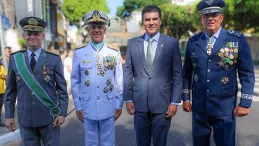 governador helder ao lado de militares