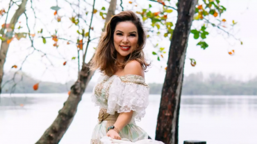 Cantora Liah em uma paisagem de natureza