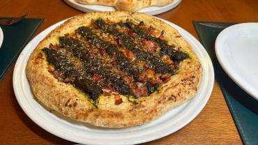 Foto do prato da pizza de maniçoba-