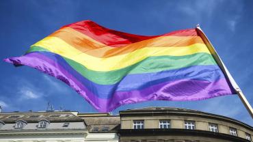 Bandeira colorida com referência a comunidade LGBTQIA+