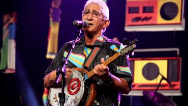 Mestre Curica se apresentando em concerto de carimbó