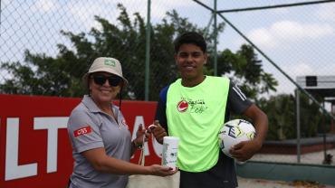 Copos reutilizáveis também foram entregues ao público presente no Portal da Amazônia, incentivando a importância de atitudes mais sustentáveis. (Foto: Thiago Ferreira / Portal Cultura)