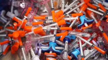 A foto mostra várias canetas emagrecedoras usadas descartadas.