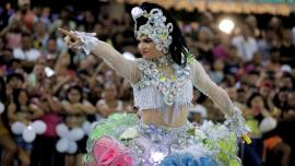 mulher com roupa tradicional de quadrilha 