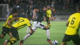 jogadores de futebol no meio de uma partida