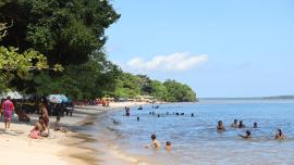 imagem de uma praia em outeiro 