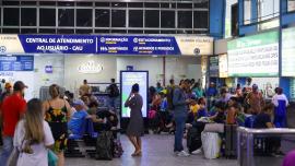 várias pessoas em uma rodoviária 