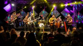 no palco uma banda de lambada se apresentando  