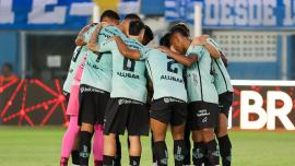 jogadores do paysandu reunindo em um circulo no campo