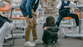 criança sofrendo bullying de outras crianças 