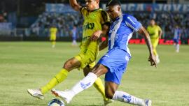 Jogadores do Paysandu e do Mirassol se enfrentando em jogo da Série B do Brasileirão