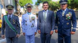 governador helder ao lado de militares