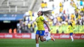 Priscila, da seleção brasileira feminina sub-20, comemorando o gol