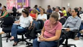 Alunos jovens e adultos estudam em sala de aula.
