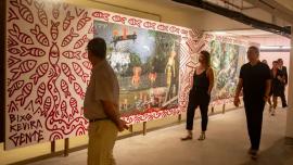 Visitantes apreciam obras no Centro Histórico