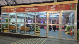 Foto panorâmica do estúdio a vivo da Rádio Cultura 93.7 FM montado no Pavilhão Pará-Municípios.