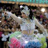 mulher com roupa tradicional de quadrilha 