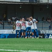 jogadores de futebol reunidos no campo 