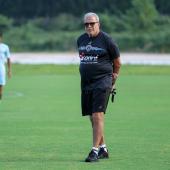técnico Hélio dos Anjos no campo de futebol