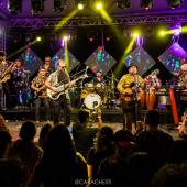 no palco uma banda de lambada se apresentando  