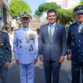 governador helder ao lado de militares